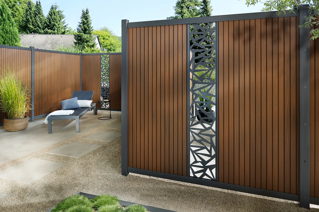 palissade composite en couleur teck avec lame décorative